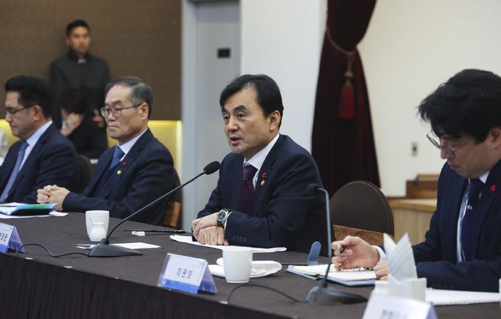 [서울=뉴시스] 안규백 국방부 장관이 23일 서울 용산구 국방컨벤션에서 열린 '방산 대기업 및 중견기업 간담회'에서 발언하고 있다. (사진=국방부 제공) 2026.01.23. photo@newsis.com *재판매 및 DB 금지