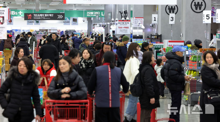 [서울=뉴시스] 홍효식 기자 = 서울 시내 한 대형마트에서 시민들이 장을 보고 있다. 2026.01.23. yesphoto@newsis.com