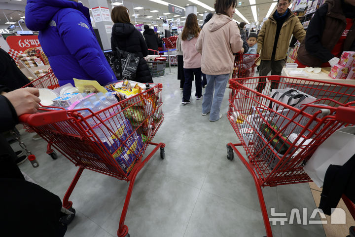 [서울=뉴시스] 홍효식 기자 = 서울 시내 한 대형마트에서 시민들이 장을 보고 있다. 2026.01.23. yesphoto@newsis.com