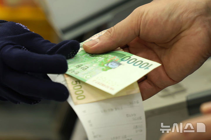 더 벌었지만 더 쓰진 않았다…작년 실질소비지출 감소세 전환