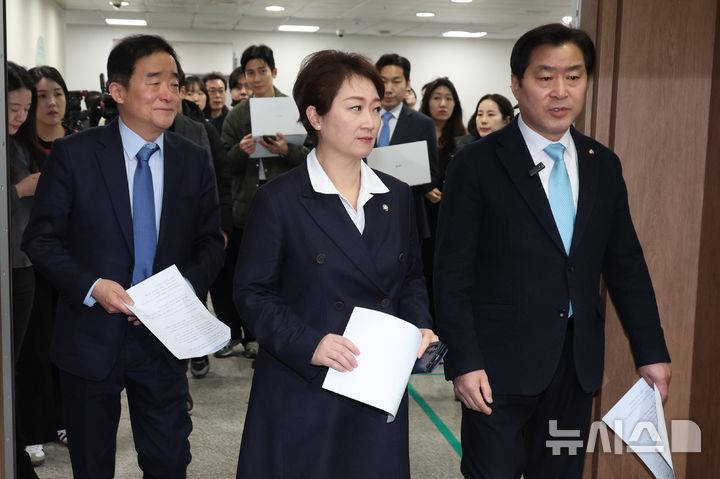 與 이언주 "합당은 노선·정체성 타협…국정 신뢰에 영향"