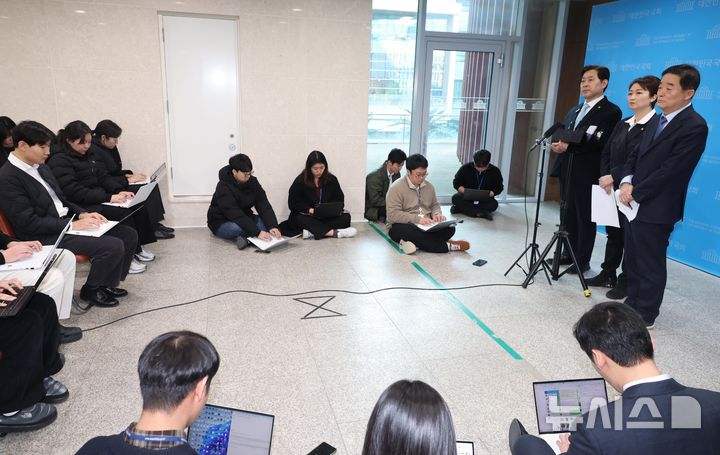 [서울=뉴시스] 조성봉 기자 = 이언주 더불어민주당 최고위원이 23일 오후 서울 여의도 국회 소통관에서 열린 ‘정청래 대표의 조국혁신당 합당 제안 발표’ 관련 입장 발표 기자회견을 마치고 취재진의 질문에 답변하고 있다.왼쪽부터 황명선, 이언주, 강득구 최고위원. 2026.01.23. suncho21@newsis.com