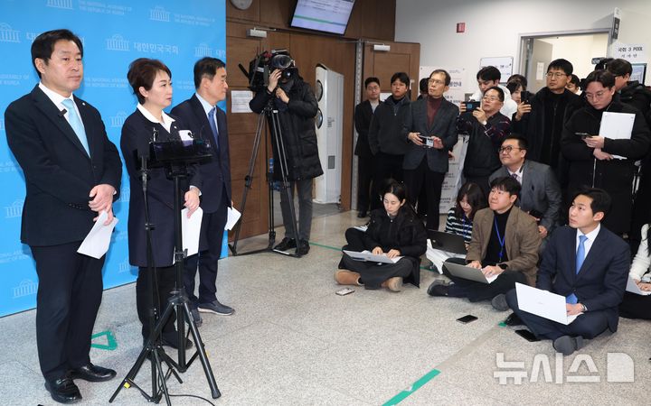 [서울=뉴시스] 조성봉 기자 = 이언주 더불어민주당 최고위원이 23일 오후 서울 여의도 국회 소통관에서 열린 ‘정청래 대표의 조국혁신당 합당 제안 발표’ 관련 입장 발표 기자회견을 마치고 취재진의 질문에 답변하고 있다.왼쪽부터 황명선, 이언주, 강득구 최고위원. 2026.01.23. suncho21@newsis.com