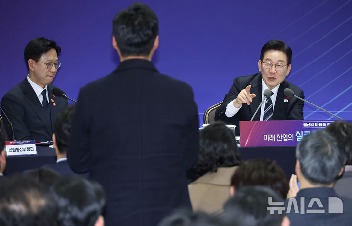 이 대통령, 울산 타운홀미팅서 '지역 출신' 참모 직접 소개…"잘 하면 상 줘라"