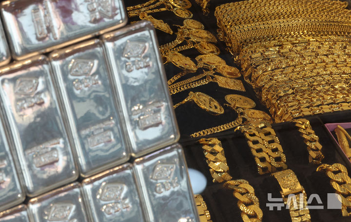 [서울=뉴시스] 조성우 기자 = 23일 서울 종로구 귀금속 상가에 금과 은 제품이 진열돼 있다.국제 금값이 장중 온스당 4900달러를 돌파한 가운데 은값도 100달러 돌파를 앞두고 상승세를 이어가고 있다. 블룸버그에 따르면 이날 오전 10시 45분(한국 시간) 기준 국제 금 현물 가격은 온스당 4951.73달러, 국제 은 현물 가격은 온스당 98.8829달러를 기록했다. 2026.01.23. xconfind@newsis.com