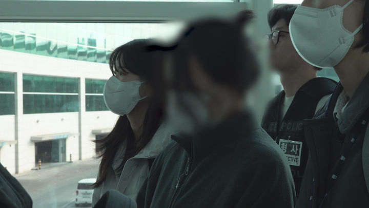 [서울=뉴시스] 캄보디아에서 연애를 빙자한 사기 일명 '로맨스스캠'으로 120억원을 가로챈 한국인 부부가 23일 국내로 강제 송환되고 있다. 초국가범죄 특별대응 TF는 캄보디아를 거점으로 우리 국민 869명에게 약 486억원을 편취한 한국 국적 피의자 73명을 강제 송환했다. (사진=법무부 제공 영상 캡처) 2026.01.23. photo@newsis.com *재판매 및 DB 금지