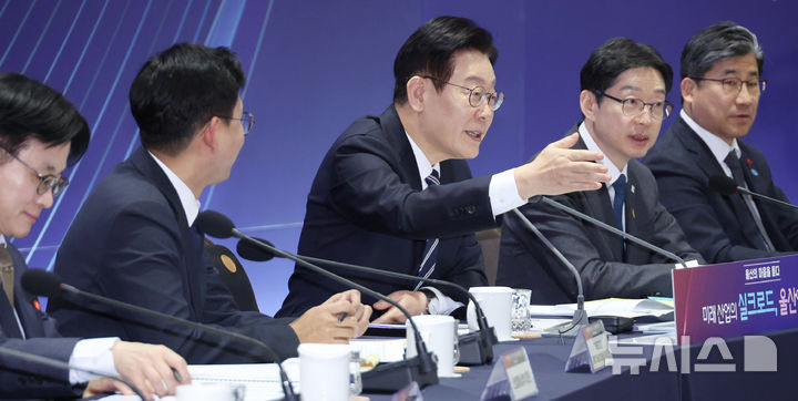 이 대통령, 울산에서 깜짝 시장 방문…상인들 "민생쿠폰 큰 도움"