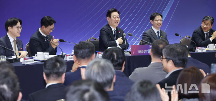 [울산=뉴시스] 최동준 기자 = 이재명 대통령이 23일 울산전시컨벤션센터에서 열린 '울산의 마음을 듣다' 타운홀 미팅에서 참석자가 "대통령이 너무 좋다"며 두 팔로 몸을 감싸며 발언하자 화답하고 있다. (청와대통신사진기자단) 2026.01.23. photocdj@newsis.com