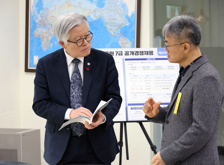[서울=뉴시스] 근로감독 및 산업안전 분야 국가공무원 7급 공개경쟁채용 제2차 시험을 하루 앞둔 지난 1월 23일 최동석 인사혁신처장이 서울 강남구 대청중학교를 찾아 시험 준비상황을 점검하고 있다. (사진=인사혁신처 제공). 2026.01.23. photo@newsis.com *재판매 및 DB 금지