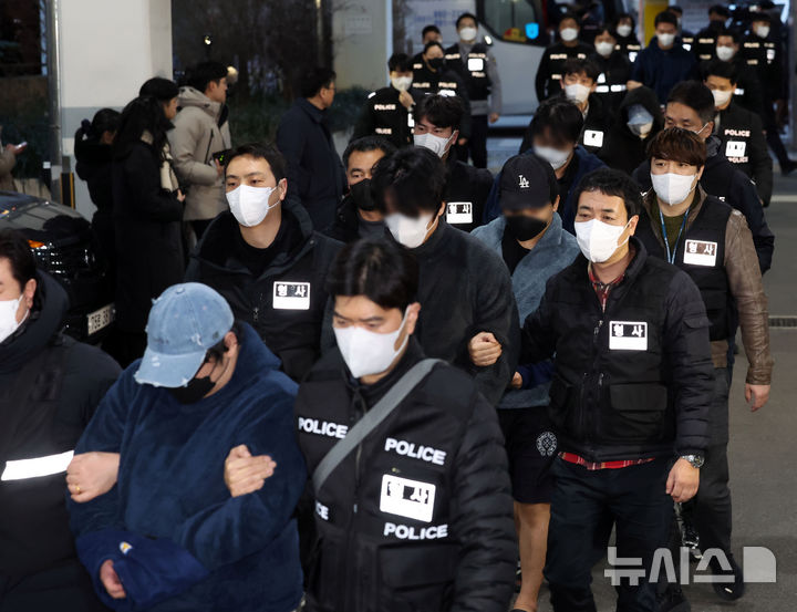  [부산=뉴시스] 하경민 기자 = 캄보디아 범죄단체에 가담한 혐의로 강제송환된 한국인 조직원 일부가 23일 부산 동래구 동래경찰서로 압송되고 있다. 강제송환된 한국인 조직원 73명 중 부산으로 압송된 49명(시하누크빌 조직)은 경찰서 유치장 6곳에 분산 수감돼 조사를 받는다. 2026.01.23. yulnetphoto@newsis.com