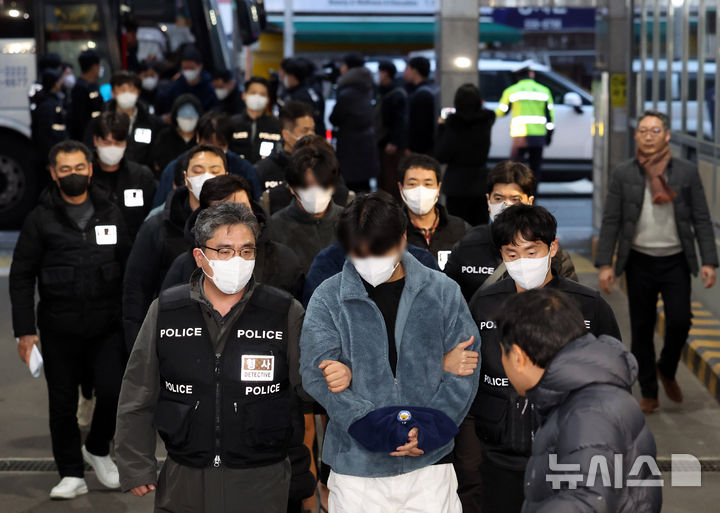  [부산=뉴시스] 하경민 기자 = 캄보디아 범죄단체에 가담한 혐의로 강제송환된 한국인 조직원 일부가 23일 부산 동래구 동래경찰서로 압송되고 있다. 강제송환된 한국인 조직원 73명 중 부산으로 압송된 49명(시하누크빌 조직)은 경찰서 유치장 6곳에 분산 수감돼 조사를 받는다. 2026.01.23. yulnetphoto@newsis.com