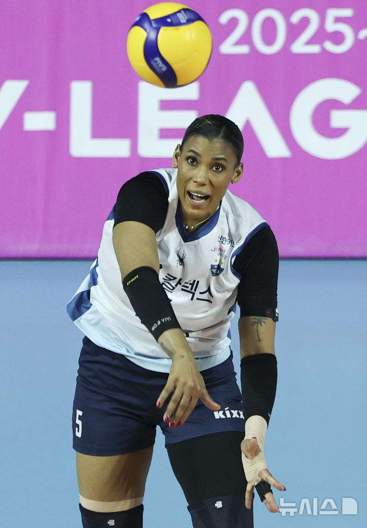 [인천=뉴시스] 김근수 기자 = 23일 오후 인천 부평구 인천삼산월드체육관에서 열린 2025-2026 프로배구 V리그 여자부 흥국생명과 GS칼텍스의 경기, GS칼텍스 실바가 서브에이스 득점에 성공하고 있다. 2026.01.23. ks@newsis.com