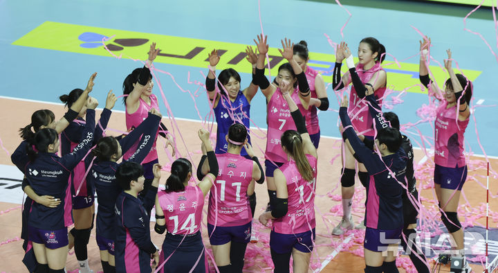 [인천=뉴시스] 김근수 기자 = 23일 오후 인천 부평구 인천삼산월드체육관에서 열린 2025-2026 프로배구 V리그 여자부 흥국생명과 GS칼텍스의 경기, 흥국생명이 GS칼텍스를 세트스코어 3-0으로 승리를 거두고 선수들이 기쁨을 나누고 있다. 2026.01.23. ks@newsis.com