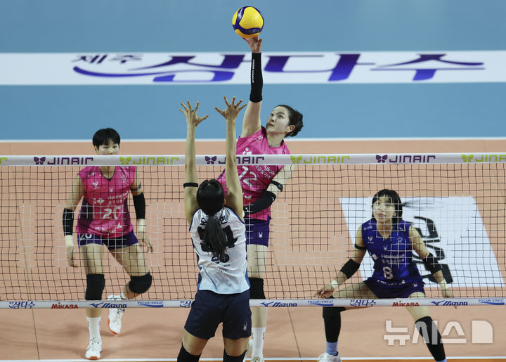 [인천=뉴시스] 김근수 기자 = 23일 오후 인천 부평구 인천삼산월드체육관에서 열린 2025-2026 프로배구 V리그 여자부 흥국생명과 GS칼텍스의 경기, 흥국생명 이다현이 공격을 하고 있다. 2026.01.23. ks@newsis.com
