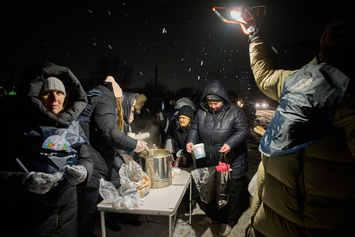 Saint'Egidio Christian community volunteers give out free hot meals to elderly people in Kyiv, Ukraine, Friday, Jan. 23, 2026. (AP Photo/Efrem Lukatsky)