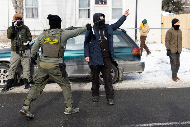 [미니애폴리스= AP/뉴시스] 미니애폴리스 시내에서 1월 22일 5세 남아와 아빠를 체포한 데 항의하는 목격자를향해 최루액 분사하는 ICE 요원의 모습.&nbsp; 이 곳에서는 24일 세번째로 민간인 남성이 총격을 당해 결국 숨졌다. 2026. 01. 25.&nbsp; 