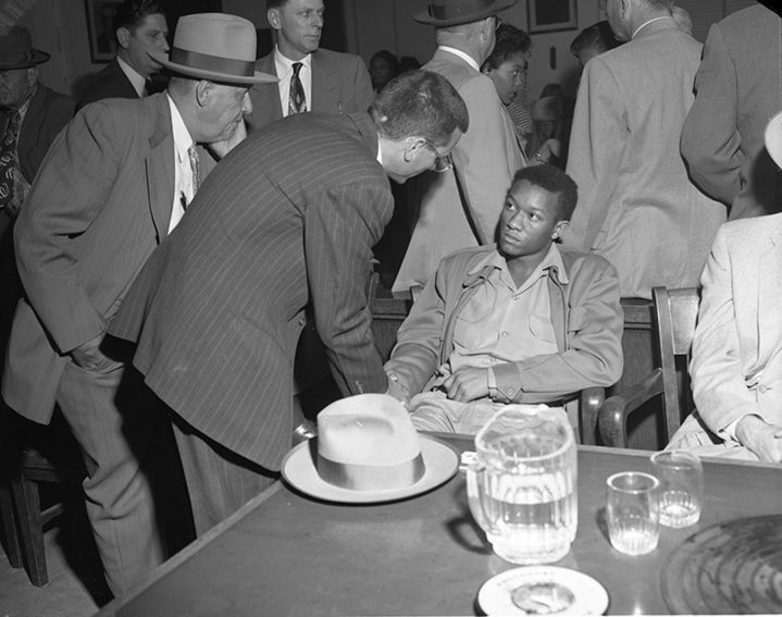 [휴스턴=AP/뉴시스]1954년 텍사스 댈러스에서 백인 여성 성폭행 및 살해 혐의로 재판을 받던 토미 리 워커(당시20살)의 모습. 텍사스 검찰이 23일 70년 전 발생한 사건 주범으로 오판돼 처형된 워커가 무죄라고 발표했다. 2026.1.24. 