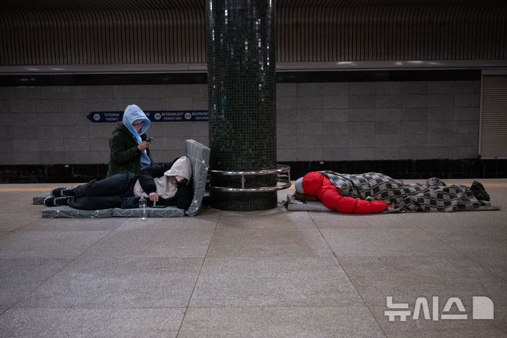[AP/뉴시스] 24일 밤 키이우 시민들이 러시아의 드론 및 미사일 공격을 피해 지하철 역사에 피신하며 밤을 새고 있다