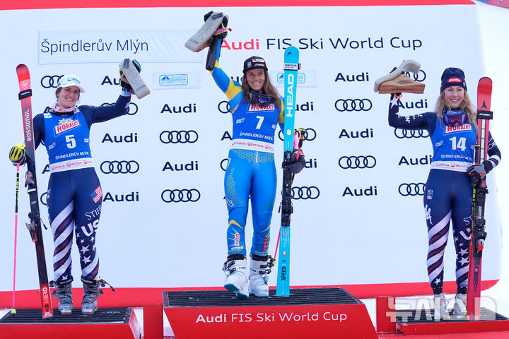 [슈핀들레루프 믈린=AP/뉴시스] 사라 헥토르(스웨덴·가운데), 폴라 몰트전(미국·왼쪽), 미케일라 시프린(미국·오른쪽)이 24일(현지 시간) 체코 슈핀들레루프 믈린에서 열린 2025~2026 국제스키연맹(FIS) 알파인스키 월드컵 여자 대회전에서 1, 2, 3위를 차지했다. 2026.01.24.