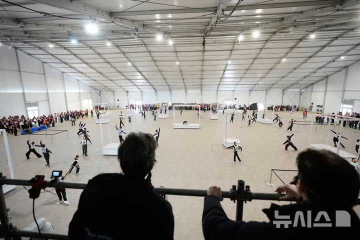 [밀라노=AP/뉴시스] 24일(현지 시간) 이탈리아 밀라노 산 시로 스타디움 인근 대형 텐트에서 자원봉사 무용수들이 2026 밀라노·코르티나담페초 동계올림픽 개막식 리허설을 하고 있다. 2026.01.26.