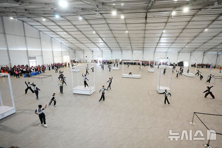 [밀라노=AP/뉴시스] 24일(현지 시간) 이탈리아 밀라노 산 시로 스타디움 인근 대형 텐트에서 자원봉사 무용수들이 2026 밀라노·코르티나담페초 동계올림픽 개막식 리허설을 하고 있다. 2026.01.26.