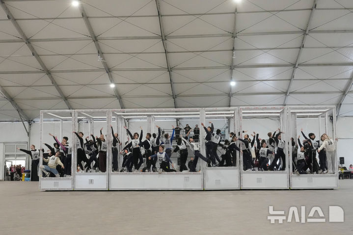 [밀라노=AP/뉴시스] 24일(현지 시간) 이탈리아 밀라노 산 시로 스타디움 인근 대형 텐트에서 자원봉사 무용수들이 2026 밀라노·코르티나담페초 동계올림픽 개막식 리허설을 하고 있다. 2026.01.26.