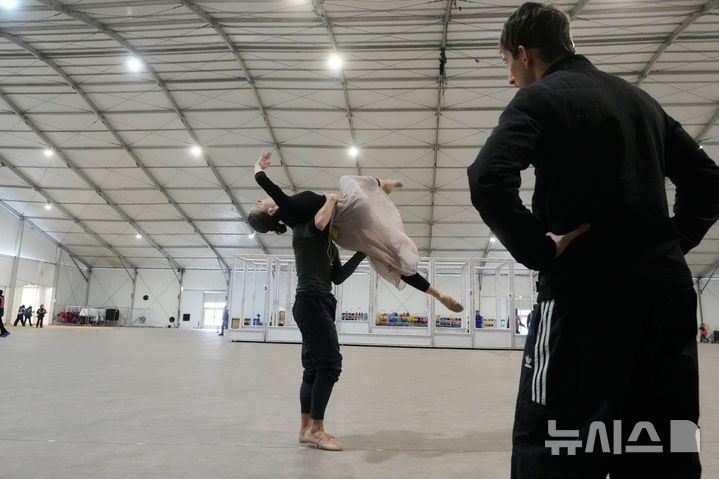 [밀라노=AP/뉴시스] 24일(현지 시간) 이탈리아 밀라노 산 시로 스타디움 인근 대형 텐트에서 자원봉사 무용수들이 2026 밀라노·코르티나담페초 동계올림픽 개막식 리허설을 하고 있다. 2026.01.26.