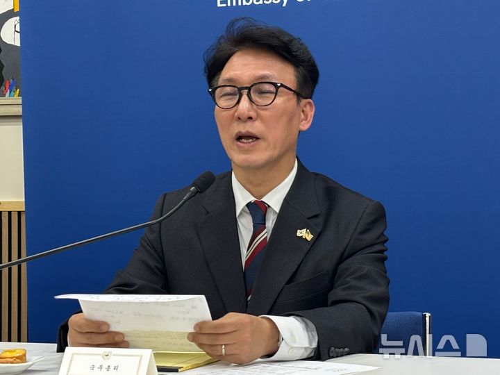 [워싱턴=뉴시스]이윤희 특파원 = 김민석 국무총리가 23일(현지 시간) 미국 워싱턴DC 주미대사관에서 특파원 간담회를 열고 발언하고 있다. 2026.01.24.