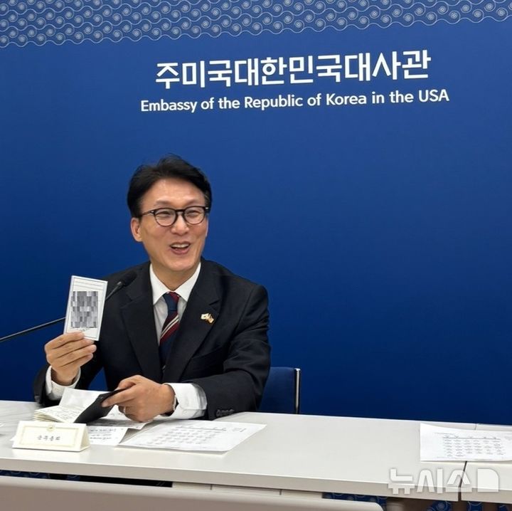 [워싱턴=뉴시스]이윤희 특파원 = 김민석 국무총리가 23일(현지 시간) 미국 워싱턴DC 주미대사관에서 열린 특파원 간담회에서 미소를 지으며 JD 밴스 미 부통령 측에서 받은 연락처 종이를 들어보이고 있다. 2026.01.24.