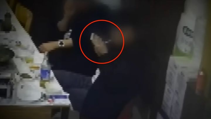 [뉴시스]천안의 한 국밥집에서 남성 2명이 흡연을 하고 난동을 부린 사건이 전해졌다. (사진 = JTBC '사건반장' 캡처) *재판매 및 DB 금지