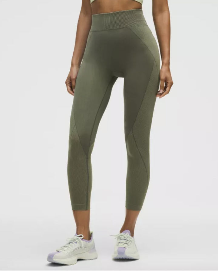 [뉴시스]비침 논란에 휩싸인 룰루레몬 겟 로우 레깅스. (사진 = 룰루레몬 EU 홈페이지 캡처) *재판매 및 DB 금지