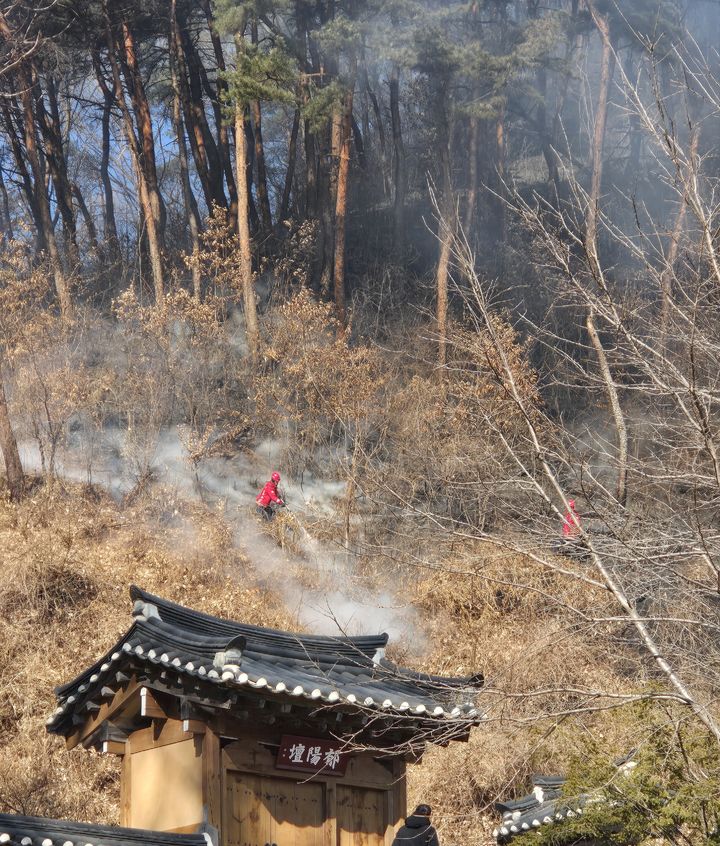 [영주=뉴시스] 경북 영주시의 한 고택에서 발생한 화재가 인근 야산으로 번졌으나 산림·소방당국의 신속한 대응으로 큰 피해 없이 진화됐다. (사진=산림청 제공) 2026.01.24. photo@newsis.com *재판매 및 DB 금지