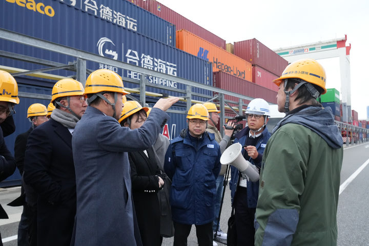 [제주=뉴시스] 23일 오영훈 제주도지사가 일본 규슈 후쿠오카현 하카타항을 시찰하고 있다. (사진=제주도 제공) 2026.01.24. photo@newsis.com *재판매 및 DB 금지