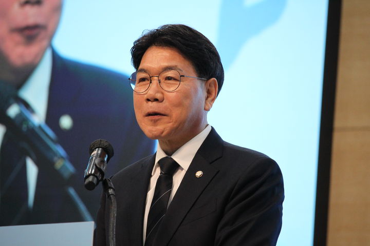 [천안=뉴시스] 최영민 기자 = 이재관 의원이 24일 천안 나사렛대학교에서 열린 한태선 더불어민주당 당대표 특보의 출판기념회에서 축사를 하고 있다. 2026.01.24. ymchoi@newsis.com *재판매 및 DB 금지