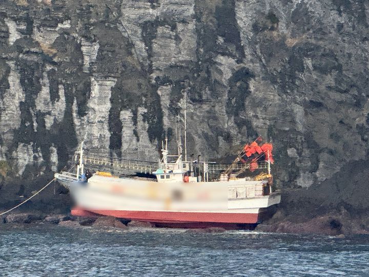 [서귀포=뉴시스] 24일 서귀포시 성산일출봉 연안에 어선이 좌초돼 해경이 구조작업을 진행하고 있다. (사진=서귀포해양경찰서 제공) 2026.01.24. photo@newsis.com *재판매 및 DB 금지