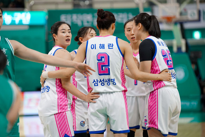 [서울=뉴시스] 여자프로농구 용인 삼성생명 선수단. (사진 = WKBL 제공) *재판매 및 DB 금지