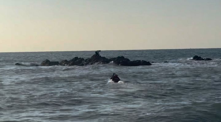 [태안=뉴시스] 해경이 24일 오후 충남 태안 파도리해수욕장에서 밀물에 고립된 요구조자 구조를 위해 동력 서프보드를 이용, 고립자에게 접근하고 있다. (사진=태안해양경찰서 제공) 2026.01.24. photo@newsis.com *재판매 및 DB 금지