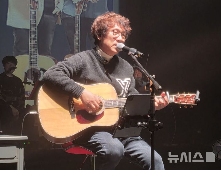 [대구=뉴시스] 포크 뮤지션 허만성이 24일 대구시 북구 어울아트센터에서 열린 '두 남자의 통기타 이야기' 콘서트에서 자신의 히트곡 '떠나라 사랑아'를 열창하고 있다. 2026.01.24 phs6431@newsis.com 