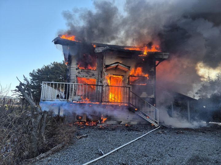 [서산=뉴시스] 24일 오전 11시9분께 충남 서산시 팔봉면 덕송리에서 난 단독주택 화재로 불길가 연기가 나고 있다. (사진=서산소방서 제공) 2026.01.24. photo@newsis.com *재판매 및 DB 금지