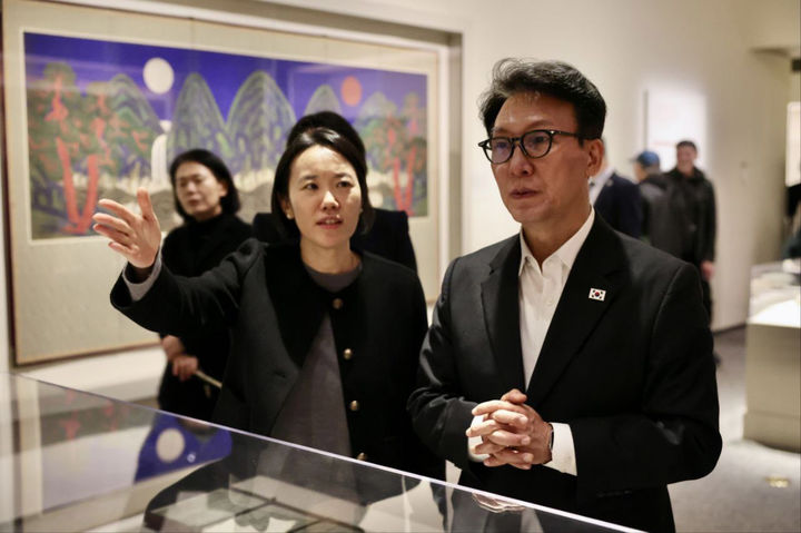 [서울=뉴시스] 추상철 기자 = 김민석 국무총리가 23일(현지 시간) 미국 워싱턴DC 스미소니언 미술관에서 열린 한국 미술 특별전을 관람하고 있다. (사진= 총리실 제공) 2026.01.24. photo@newsis.com *재판매 및 DB 금지