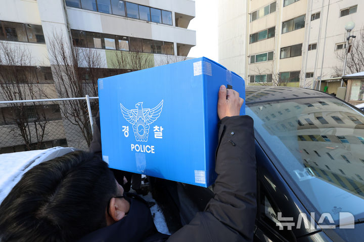 [서울=뉴시스] 조성우 기자 = 경찰이 서울시 선거관리위원회로부터 이첩받은 김경 서울시의원의 공천 로비 의혹 사건과 관련해 24일 오후 서울 강서구 화곡동 김 의원 자택 압수수색을 마친 뒤 압수물품을 옮기고 있다. 2026.01.24. xconfind@newsis.com