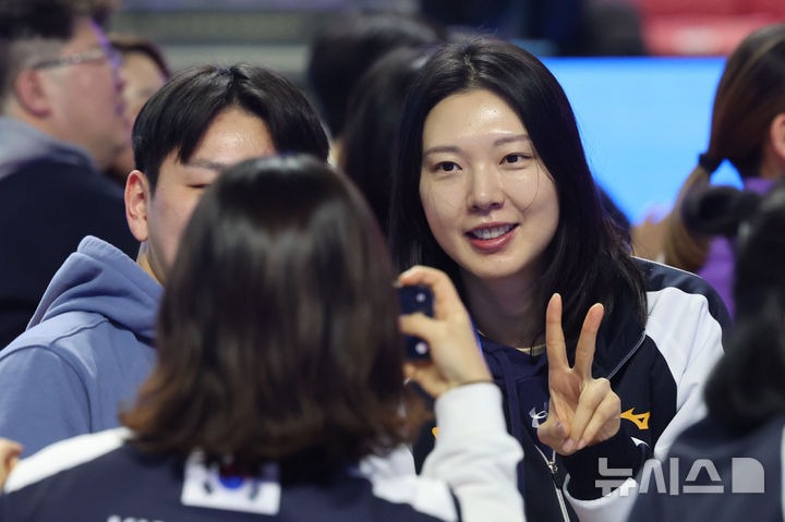 [춘천=뉴시스] 권창회 기자 = 24일 강원 춘천시 호반체육관에서 열린 진에어 2025~2026 V-리그 올스타전 사전행사에서 올스타 양효진이 팬들과 사진을 찍고 있다. 2026.01.24. kch0523@newsis.com