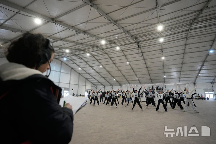 [밀라노=AP/뉴시스] 24일(현지 시간) 이탈리아 밀라노 산 시로 스타디움 인근 대형 텐트에서 자원봉사 무용수들이 2026 밀라노·코르티나담페초 동계올림픽 개막식 리허설을 하고 있다. 2026.01.26.