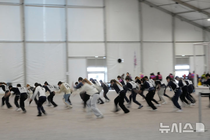 [밀라노=AP/뉴시스] 24일(현지 시간) 이탈리아 밀라노 산 시로 스타디움 인근 대형 텐트에서 자원봉사 무용수들이 2026 밀라노·코르티나담페초 동계올림픽 개막식 리허설을 하고 있다. 2026.01.26.