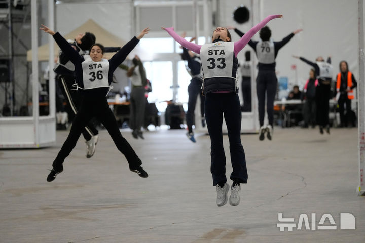 [밀라노=AP/뉴시스] 24일(현지 시간) 이탈리아 밀라노 산 시로 스타디움 인근 대형 텐트에서 자원봉사 무용수들이 2026 밀라노·코르티나담페초 동계올림픽 개막식 리허설을 하고 있다. 2026.01.26.