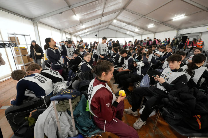 [밀라노=AP/뉴시스] 24일(현지 시간) 이탈리아 밀라노 산 시로 스타디움 인근 대형 텐트에서 자원봉사 무용수들이 2026 밀라노·코르티나담페초 동계올림픽 개막식 리허설 중 휴식하고 있다. 2026.01.26.