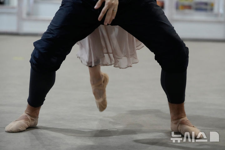 [밀라노=AP/뉴시스] 24일(현지 시간) 이탈리아 밀라노 산 시로 스타디움 인근 대형 텐트에서 자원봉사 무용수들이 2026 밀라노·코르티나담페초 동계올림픽 개막식 리허설을 하고 있다. 2026.01.26.