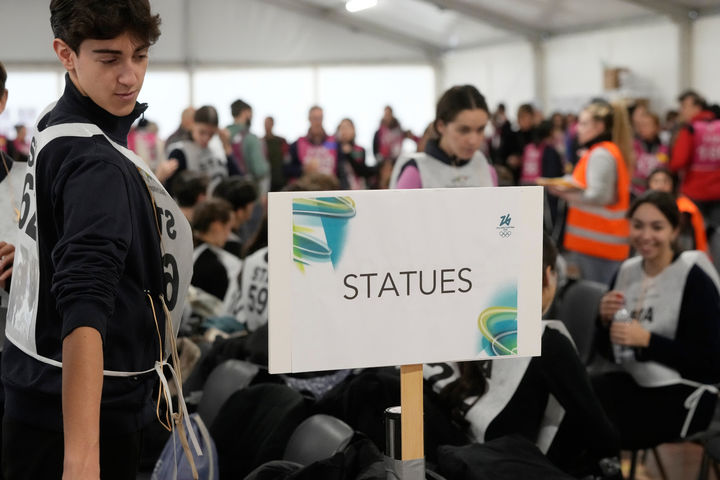 [밀라노=AP/뉴시스] 24일(현지 시간) 이탈리아 밀라노 산 시로 스타디움 인근 대형 텐트에서 자원봉사 무용수들이 2026 밀라노·코르티나담페초 동계올림픽 개막식 리허설 중 휴식하고 있다. 2026.01.26.