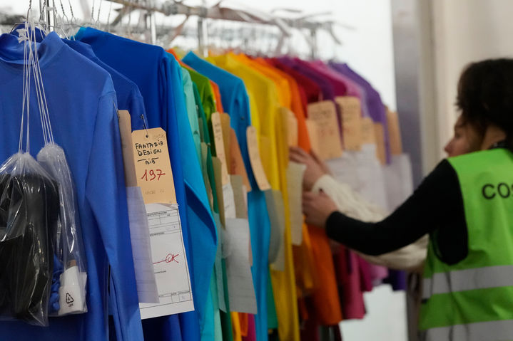 [밀라노=AP/뉴시스] 24일(현지 시간) 이탈리아 밀라노 산 시로 스타디움 인근 대형 텐트에서 2026 밀라노·코르티나담페초 동계올림픽 개막식 리허설이 열린 가운데 관계자들이 의상과 소품을 점검하고 있다. 2026.01.26.