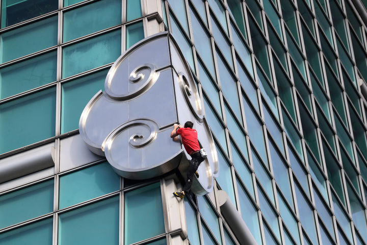 [타이베이=AP/뉴시스] 미국의 암벽 등반가 알렉스 호놀드가 25일 대만 타이베이의 초고층 빌딩 타이베이 101을 안전장비 없이 등반하는 데 성공했다. 호놀드가 건물을 등반하는 모습. 2026.01.25